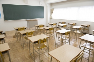 学校の机が並ぶ教室